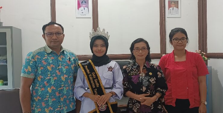 FOTO : DP2KBP3A GUMAS/MATA KALTENG - Duta Genre Provinsi Kalteng Nadia Afifah berfoto bersama dengan Kepala DP2KBP3A Kabupaten Gumas Rina Sari, Kabid Keluarga Berencana, Ketahanan dan Kesejahteraan Keluarga Demo Aruslin Purba.