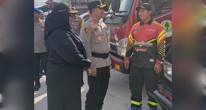 FOTO : IST/MATAKALTENG - Wakil Bupati Kotim Irawati bersama Kapolres saat berbincang dengan tim penanggulangan karhutla, belum lama ini.