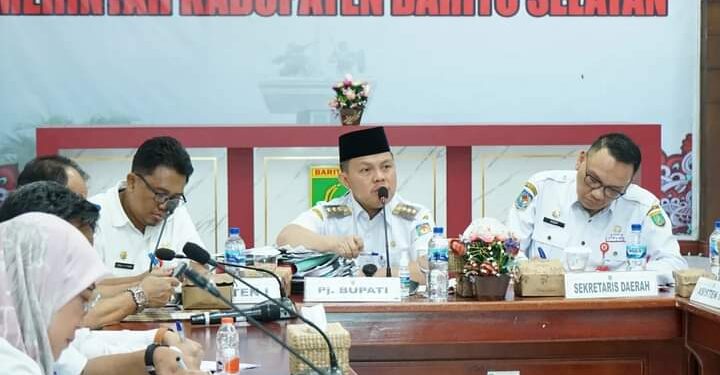 Foto: MATAKALTENG- Pj. Bupati barsel  H. Deddy Winarwan saat memimpin rapat koordinasi di aula Bappeda Barsel.