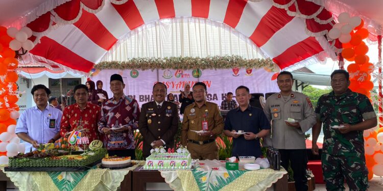 Foto : AKH/MATAKALTENG - Kajari Sukamara Suhartono saat bersama Forkopimda dan Sekda Sukamara serta Bupati dan Wakil Bupati Sukamara periode 2018-2023.