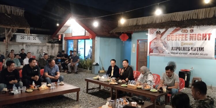 FOTO: AGUS/MATAKALTENG - Coffee Nights Polres Kotim dan PWI Kotim.