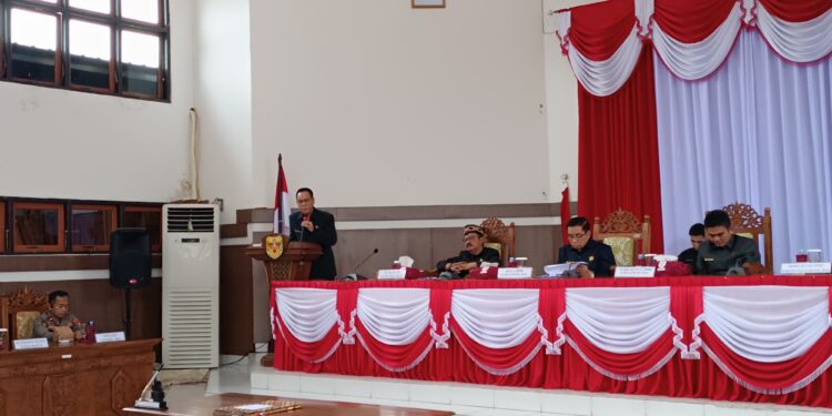 FOTO : DPRD GUMAS/MATA KALTENG - Juru Bicara Banggar DPRD Kabupaten Gumas Mambang Singam menyampaikan laporan hasil pembahasan KUPA-PPAS perubahan APBD 2024 dan rancangan KUA-PPAS tahun 2025, pada rapat paripurna ke-8 masa persidangan III tahun sidang 2024, Jumat, 19 Juli 2024.