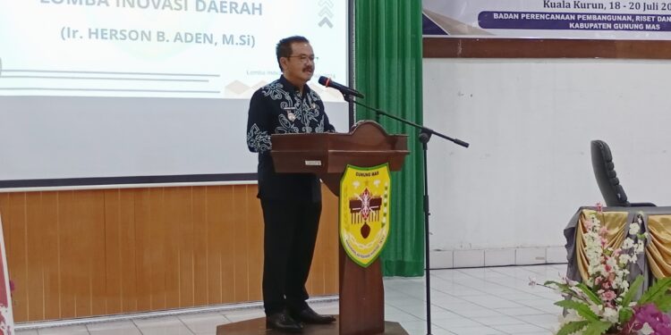 FOTO : DISKOMINFO SANTIK/MATA KALTENG - Pj Bupati Gumas Herson B Aden ketika memberikan arahan pada kegiatan penilaian lomba inovasi daerah Kabupaten Gumas tahun 2024, di aula kantor bapperida setempat, Senin, 22 Juli 2024.