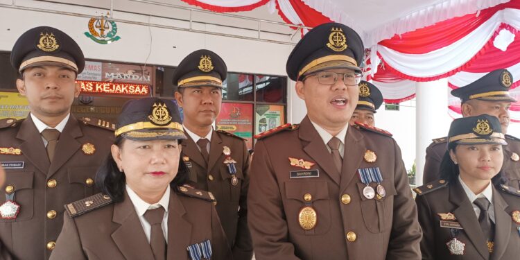 FOTO : KEJARI GUMAS/MATA KALTENG - Kepala Kejaksaan Negeri Gumas Sahroni beserta jajaran diwawancarai, usai upacara hari bhakti adhyaksa ke-64 tahun 2024, Senin, 22 Juli 2024.