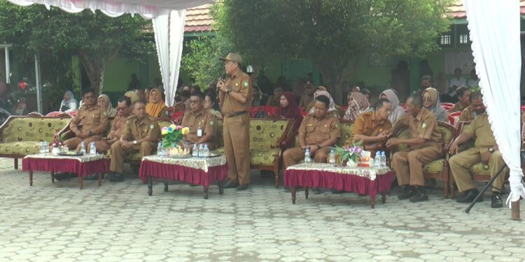 Foto: MATA KALTENG - Kepala Disdik Kotim Muhammad Irfansyah saat membuka MPLS di Kecamatan Ketapang beberapa waktu lalu.