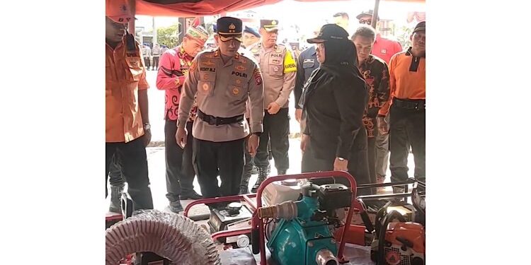 FOTO: IST/MATAKALTENG - Wakil Bupati Kotim Irawati bersama Kapolres Kotim saat mengecek kesiapan alat untuk penanggulangan karhutla, belum lama ini. 