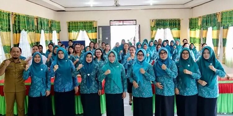 FOTO : IST/MATAKALTENG - Ketua TP-PKK bersama anggotanya, belum lama ini.