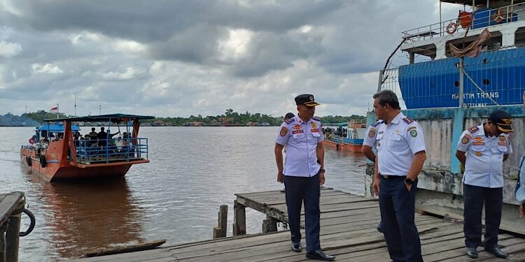 FOTO : IST/MATAKALTENG - Plt Kadishub saat meninjau dermaga penyebrangan yang saat ini masih beroperasi, belum lama ini. 