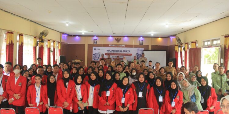 Foto: DIAN/MATA KALTENG - Pelepasan mahasiswa KKN dari UMSA di Kecamatan Seranau, Kotim, 23 Juli 2024.