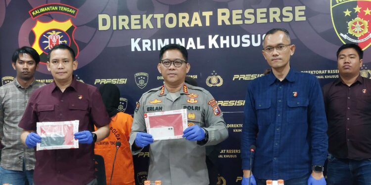 FOTO: RZL/MATAKALTENG - Kabid Humas Polda Kalteng, Kombes Pol Erlan Munaji (tengah), pada saat menunjukkan barang bukti praktik judi online.