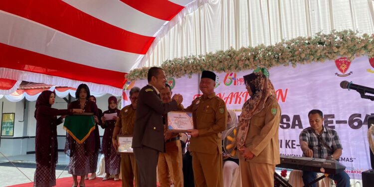 Foto : AKH/MATAKALTENG - Kepala Dinas Sosial PMD Sukamara saat menerima penghargaan dari Kejaksaan Negeri Sukamara.