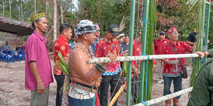 Foto: MATAKALTENG - Pihak PT. BAM saat menggelar ritual pemalasan di lokasi areal operasinya.