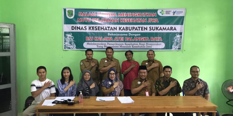 Foto : AKH/MATAKALTENG - Sekda Sukamara Rendy Lesmana bersama Kepala Dinas Ketahanan Ari Junita dan dokter dari RSJ Kalawa Atei Palangka Raya.