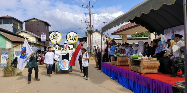 FOTO : MATAKALTENG - Pj Bupati Katingan Saiful, saat melepas secara resmi kegiatan Pawai Ta'aruf FSQ di Desa Samba Danum.