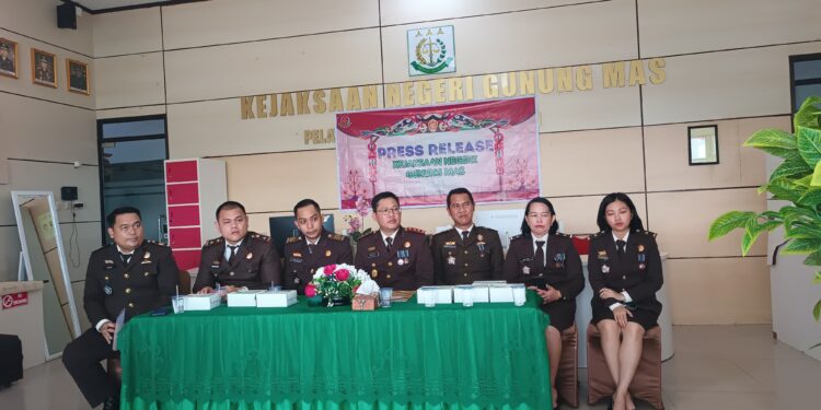FOTO : KEJARI GUMAS/MATA KALTENG - Kajari Gumas Sahroni dan jajarannya, ketika melakukan konferensi pers terkait penanganan perkara selama Bulan Januari-Juli tahun 2024, Senin, 22 Juli 2024 sore.