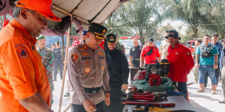 Foto: DOK/MATA KALTENG - Pengecekan alat pemadam kebakaran di BPBD Kotim saat apel siaga karhutla belum lama ini.
