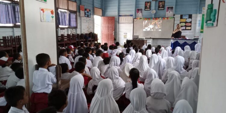 Foto: DISDIK/MATA KALTENG - Sejumlah siswa sekolah dasar yang menyaksikan tayangan puncak hari anak nasional tahun 2024, 23 Juli 2024.
