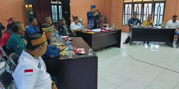 Foto: DOK/MATA KALTENG - Sidang adat yang dilaksanakan de ade Kotim terkait persoalan PT HAL beberapa waktu lalu.