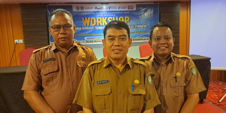 Foto:MATA KALTENG - Kepala Disdik Kotim Muhammad Irfansyah (tengah).