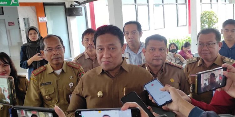 FOTO: OLIVIA/MATAKALTENG - Wakil Gubernur Kalteng, H Edy Pratowo saat diwawancarai wartawan. 