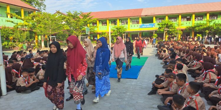 Foto:DIAN/MATA KALTENG - Lomba kebaya di SMPN 1 Sampit, 24 Juli 2024.