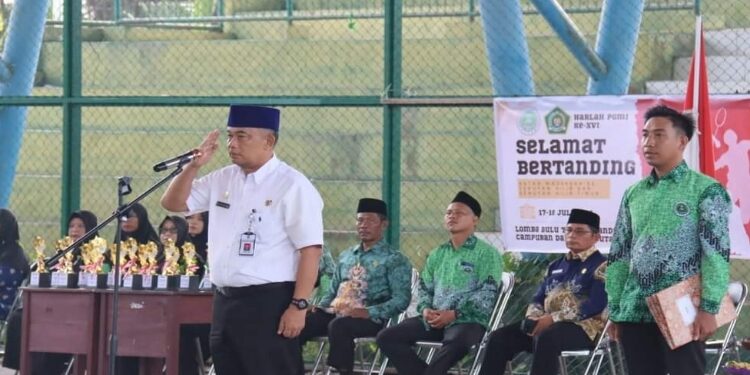 FOTO: PROKOM SERUYAN/MATA KALTENG - Asisten III Administrasi Umum Setda Seruyan Sugian Noor saat memimpin jalannya upacara peringatan hari lahir PGMI ke-16 di Tenis Indoor Kuala Pembuang, Rabu 24 Juli 2024.