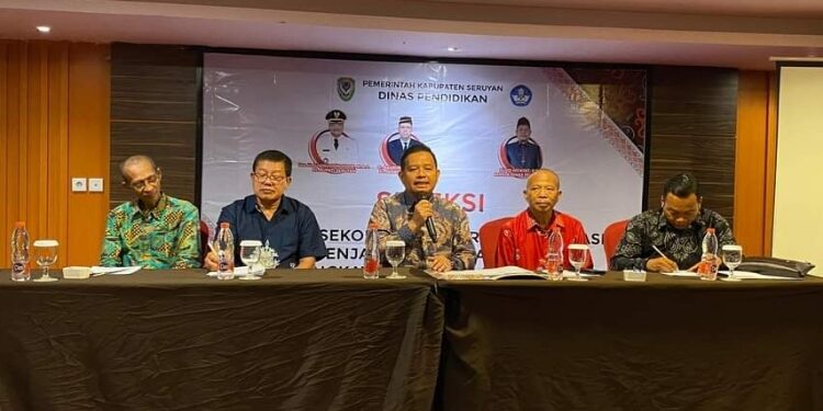 FOTO: IST/MATA KALTENG - Kepala Disdik Seruyan, Rusdi Hidayat (tengah) saat memberi sambutan dalam agenda seleksi guru dan kepala sekolah beprestasi di Aquarius Boutique Hotel, kemarin.
