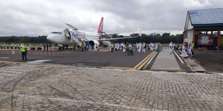 FOTO : DOK DEVIANA/MATAKALTENG - Nam Air saat dicarter Pemkab Kotim untuk transportasi jamaah haji dari embarkasi Banjarmasin, belum lama ini.