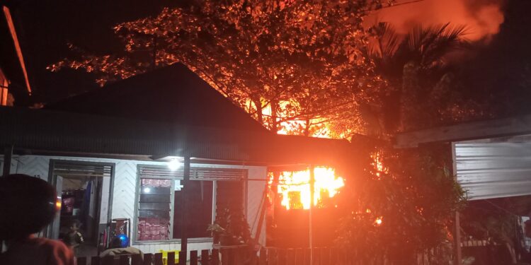 FOTO: IST/MATAKALTENG - Jago merah saat melahap rumah warga di Jalan Perkutut, Kelurahan Sawahan, Kecamatan Mentawa Baru Ketapang.