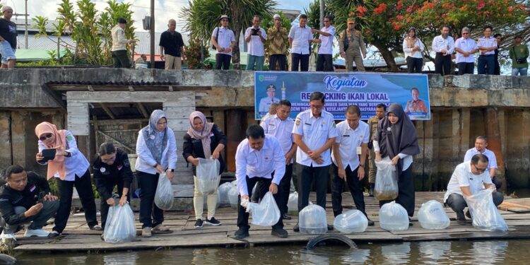FOTO : AKH/MATAKALTENG - Pj Bupati Sukamara Kaspinor saat melakukan restocking ikan lokal di Dermaga Tangsi Pasar Inpres Sukamara.