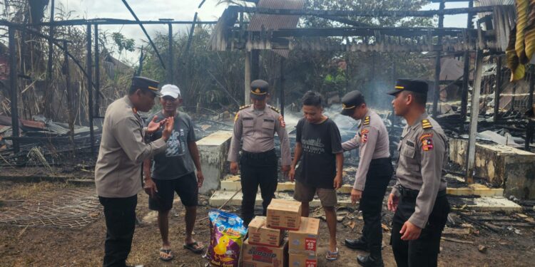 FOTO: IST/MATAKALTENG - Kapolsek Baamang, AKP Moch. Romadhon beserta anggota saat memberikan santunan kepada korban kebakaran di wilayahnya.