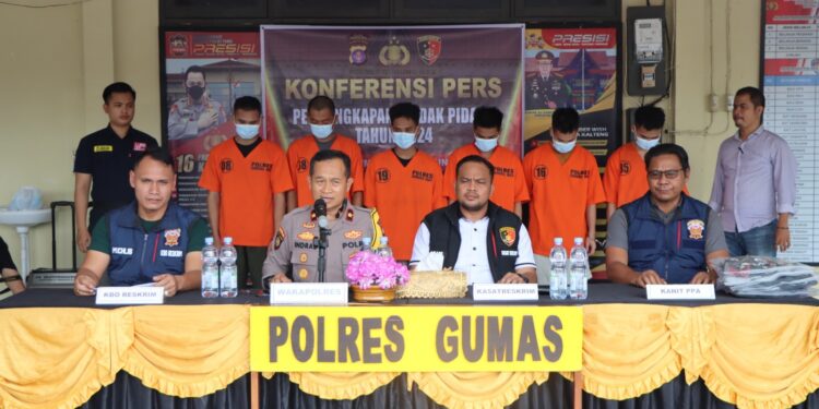 FOTO : HUMAS POLRES GUMAS/MATA KALTENG - Wakapolres Gumas Kompol Indras Purwoko didampingi Kasat Reskrim AKP Nur Rahim, KBO Reskrim Ipda Muchlis Aryanto, dan Kanit PPA Aipda I Made Yarke, ketika melakukan konferensi pers perkara tindak pidana PPA, Rabu, 24 Juli 2024.