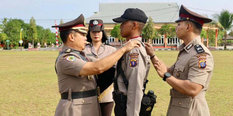 FOTO: RZL/MATAKALTENG - Irwasda Polda Kalteng, Kombes Pol Benny Ganda Sudjana, pada saat memasangkan lencana siswa kepada salah seorang peserta.