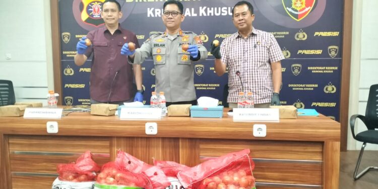 FOTO: RZL/MATAKALTENG - Kabid Humas Polda Kalteng, Kombes Pol Erlan Munaji (tengah), saat menunjukkan barang bukti bawang bombay.