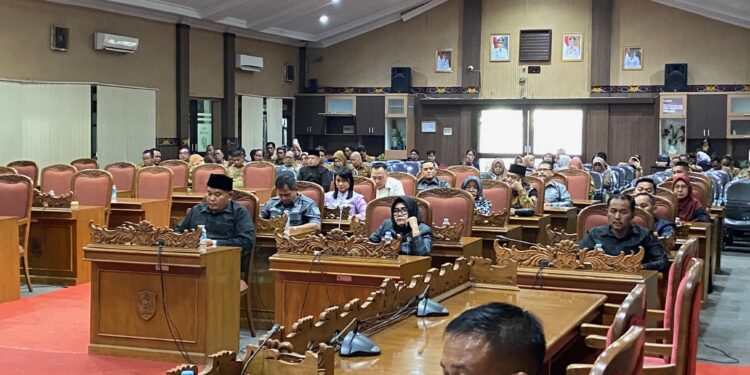 Foto:DOK/MATA KALTENG - Rapat paripurna pembahasan PAD pemerintah Kotim dan DPRD setempat.