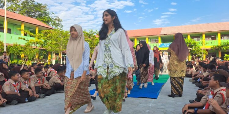 Foto: DIAN/MATA KALTENG - Lomba fashion show menggunakan kebaya di SMPN 1 Sampit, 24 Juli 2024.