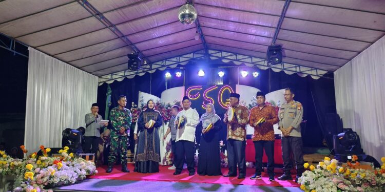 FOTO: MATAKALTENG - Pj Bupati Katingan Saiful, saat memukul gendang rebana klasik bertanda dibukanya kegiatan FSQ ke-9 di Kecamatan Katingan Tengah.