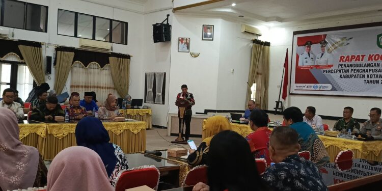 FOTO : DEVIANA/MATAKALTENG - Asisten II Bidang Perekonomian dan Pembangunan, Alang Arianto saat membuka rakor penanggulangan kemiskinan, Kamis 25 Juli 2024.