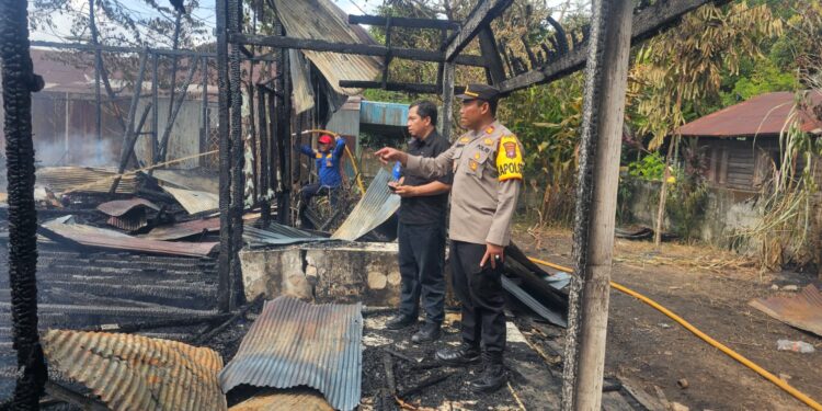 FOTO: IST/MATAKALTENG - Kapolsek Baamang, AKP Moch. Romadhon saat cek TKP kebakaran.
