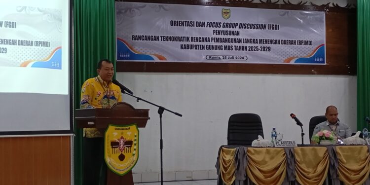 FOTO : DISKOMINFO SANTIK/MATA KALTENG - Sekda Gumas Richard yang diwakili Plt Asisten II Champili didampingi Kepala Bapperida Yantrio Aulia, memberikan arahan pada kegiatan orientasi dan FGD penyusunan rancangan teknokratik RPJMD tahun 2025-2029, Kamis, 25 Juli 2024.