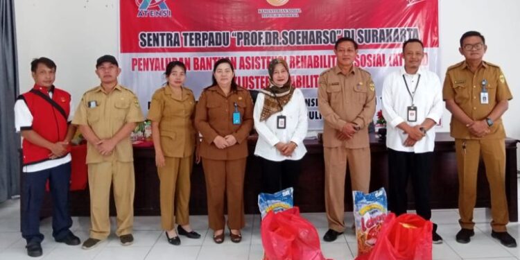 FOTO : DINSOS GUMAS/MATA KALTENG - Kepala Dinas Sosial Kabupaten Gumas Jhonson Ahmad dan Kabid Rehabilitasi Evellyn, berfoto bersama dengan PPKS penyandang disabilitas, usai penyerahan bantuan Atensi, Rabu, 24 Juli 2024.
