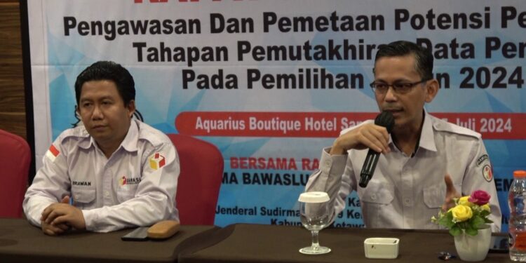 Foto: DIAN/MATA KALTENG - Koordinator Divisi Pencegahan, Parmas, dan Humas Badan Pengawas Pemilu (Bawaslu) Kotawaringin Timur (Kotim), Salim Basyaib (kanan) saat memberi arahan dalam rakor pengawasan dan pemetaan potensi pelanggaran pemilu 2024.