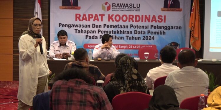 Foto: DIAN/MATA KALTENG - Kadiv Penangan Pelanggaran, Data Dan Informasi Bawaslu Kalteng, Nurhalina saat memberikan materi dalam rakor pengawasan dan pemetaan potensi pelanggaran pemilu 2024 di Kotim.