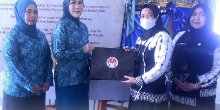 FOTO: PROKOM SERUYAN/MATA KALTENG - Pj Ketua TP PKK Kabupaten Seruyan, Hikmah Habibah Djainuddin Noor (dua dari kiri) berkunjung ke Dekranasda Kota Banjarbaru, Kalimantan Selatan.