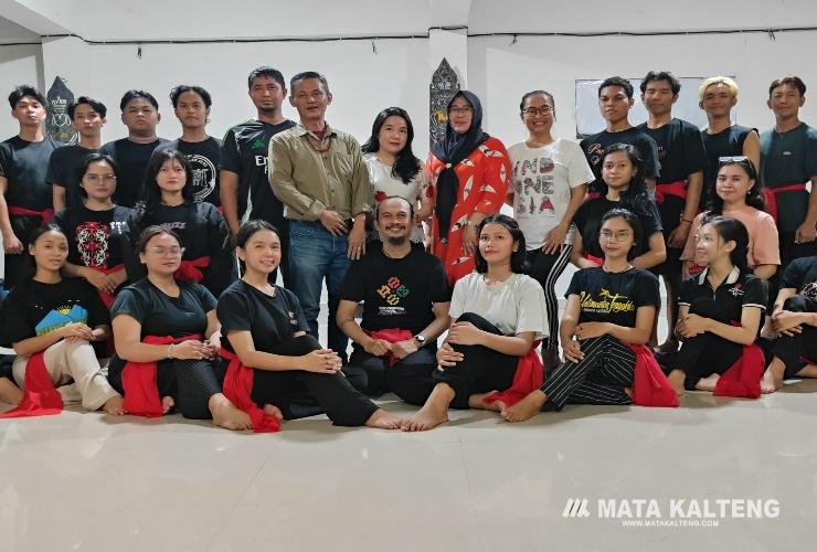 Tarian Khas Dayak Dibawakan di Hari Kemerdekaan Indonesia