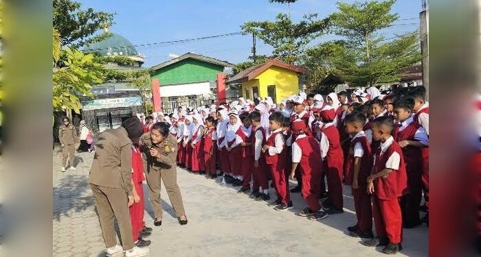 Foto:IST/MATA KALTENG - Sosialisasi kenakalan remaja oleh Satpol Pp Kotim di sekolah dasar beberapa waktu lalu pada saat MPLS.