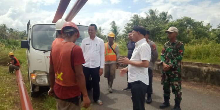 FOTO : IST/MATAKALTENG - Kadis Perikanan Sarwo Oboi saat meninjau titik pemasangan tiang listrik, belum lama ini.