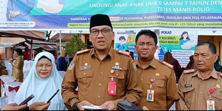 Foto: MATAKALTENG - Sekda Barsel Eddy Purwanto didampingi asisten I Yoga P Utomo dan asisten III Mirwansyah saat memberikan keterangan pers,terkait kedisiplinan PNS di lingkup Pemkab Barsel.