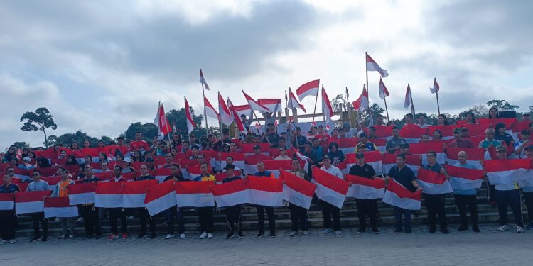 FOTO : KESBANGPOL GUMAS/MATA KALTENG - Berbagai pihak terkait mengibarkan bendera merah putih, di Taman Kota Kuala Kurun, Jumat (26/7).