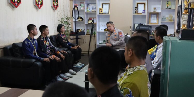 FOTO : HUMAS GUMAS/MATA KALTENG - Kapolres Gumas AKBP Theodorus Priyo Santosa ketika berbincang dengan casis bintara dan tamtama Polri, Kamis, 25 Juli 2024.